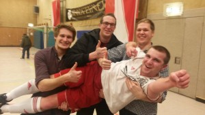 Im letzten Spiel des Warsteiner Masters 2015 gegen Oberense schoss David Sauer beide Tore zum 2:0 Sieg. Er ließ es sich nicht nehmen mit den mitgereisten „Fans“ für ein Foto zu posieren.