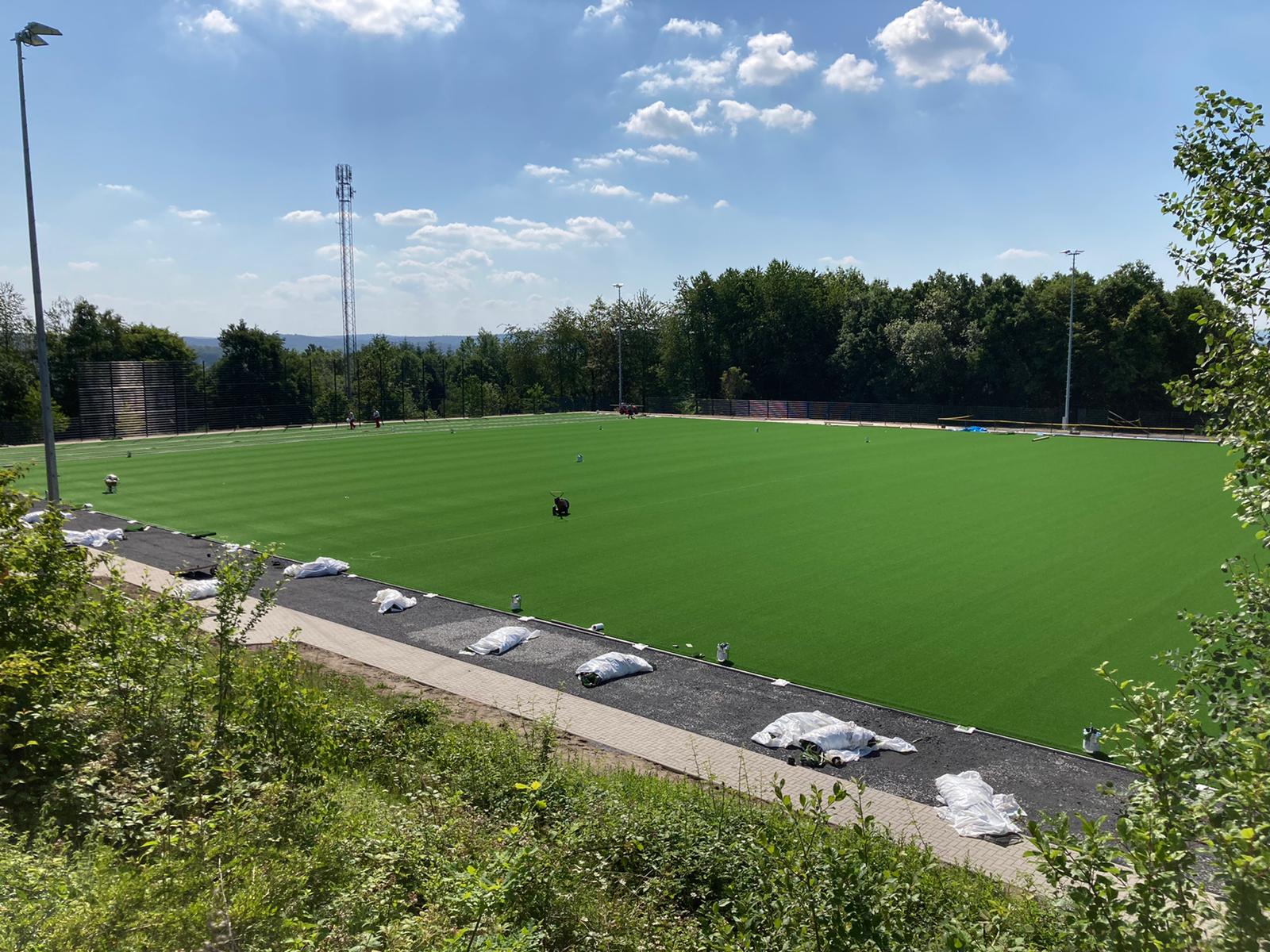 Der Rasen ist fast fertig verlegt! - Höinger SV