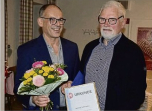 Foto: Soester Anzeiger, Links: Kreisvorsitzenden Gerald Bankamp Rechts: Helmut Schmücker Foto: Soester Anzeiger
Links: Kreisvorsitzender Gerald Bankamp
Rechts: Helmut Schmücker, Höinger SV