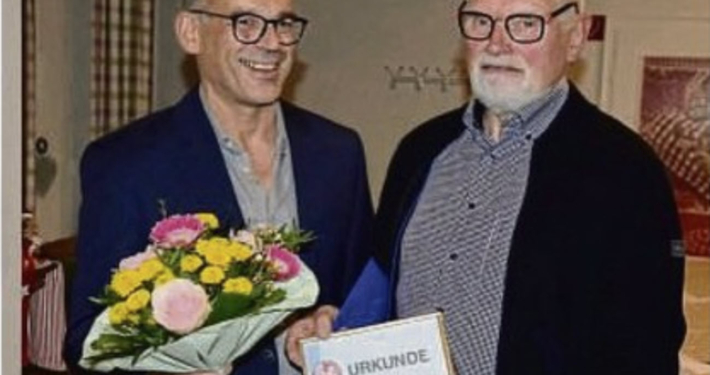Foto: Soester Anzeiger Links: Kreisvorsitzender Gerald Bankamp Rechts: Helmut Schmücker, Höinger SV