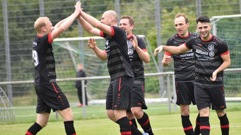 Höingens Nils Kersting (l.) bejubelt hier einen seiner beiden Treffer gegen Hovestadt. © Sebstian Heinke, Soester Anzeiger

https://www.soester-anzeiger.de/sport/lokalsport/torwart-und-stand-by-spieler-trifft-doppelt-und-entscheidet-wohl-titelrennen-94313119.html
