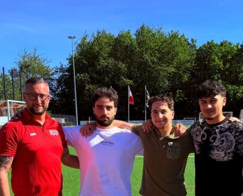 Höingens sportlicher Leiter Chris Schlütermann (links) begrüßt die Neuen Jamal Mohammad (2. von links), Ahmed Fadel Karman (2. von rechts) und Davis Gavrilov. Houzan Ahmad fehlt auf dem Bild. © Sebastian Heinke, Soester Anzeiger